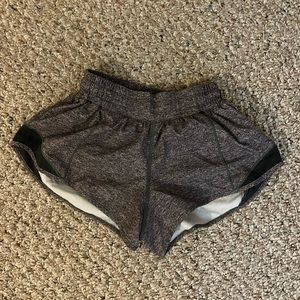 lulu lemon hotty hot 2.5 inch short. heathered gray. size 0.